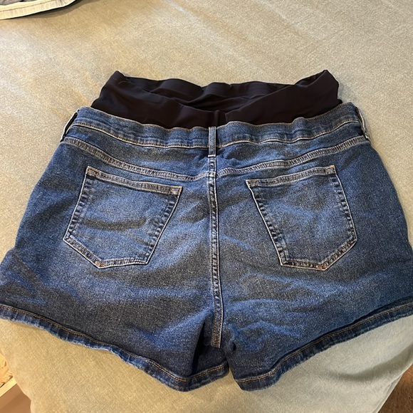 Gap maternity shorts - Picture 2 of 3
